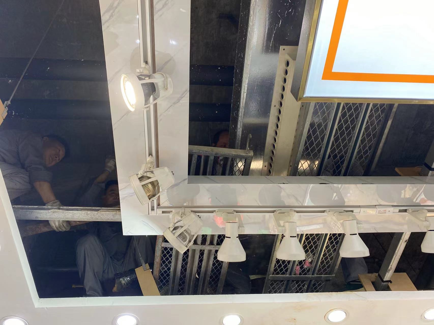 钱江商城对空调水管进行维建