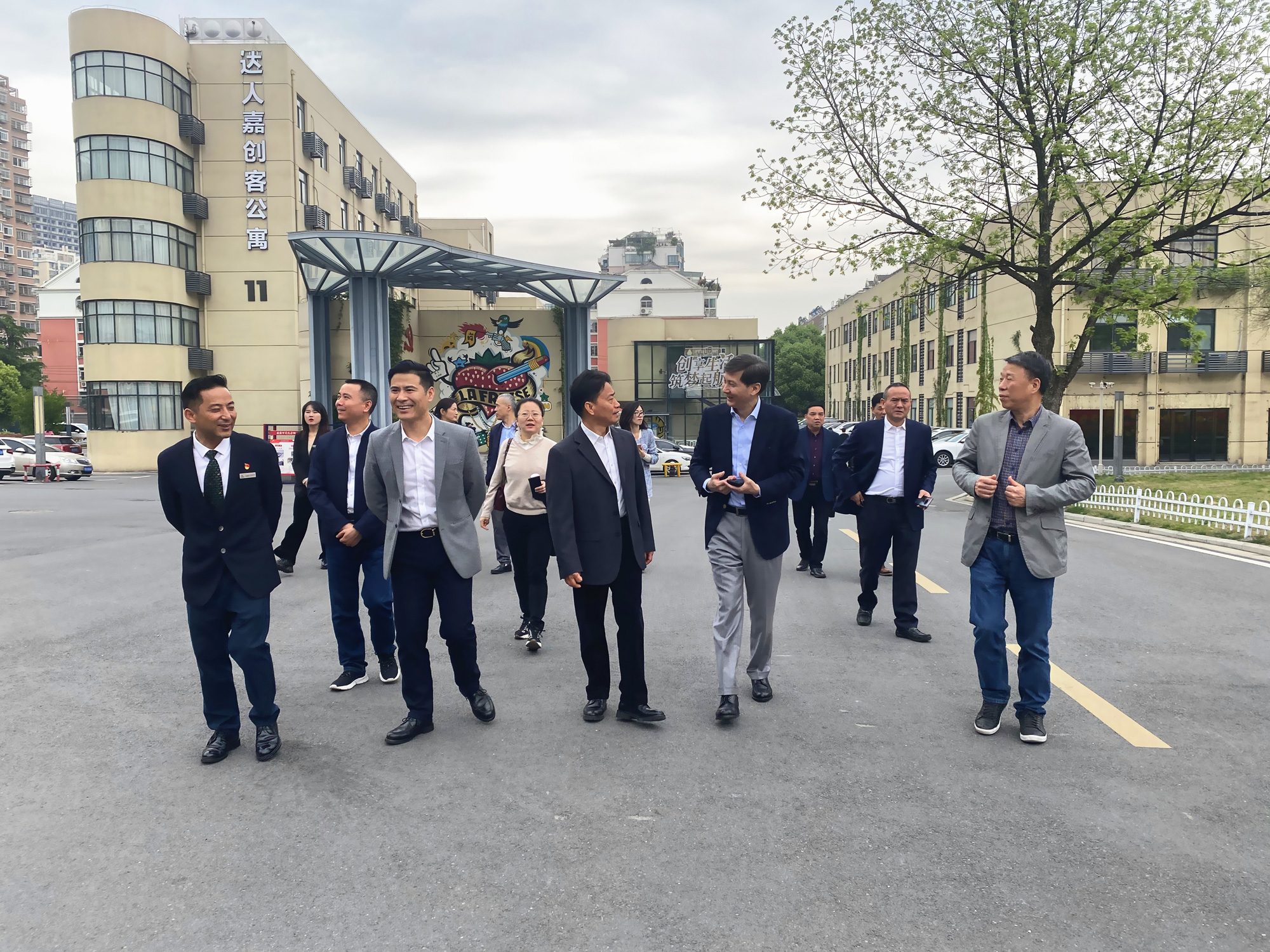 杭州市政协副主席、市工商联主席冯仁强 一行光临庐阳k8.com文创园调查