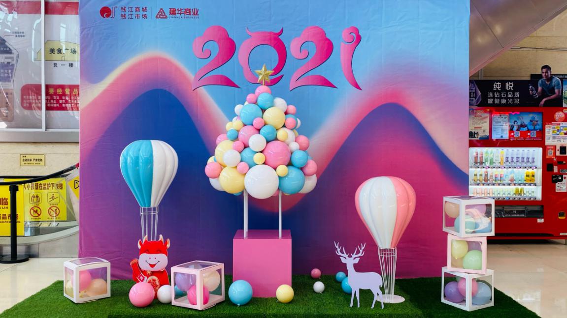 钱江商城更换新年美陈装璜