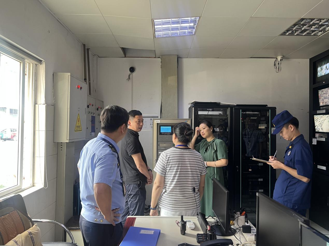 绷紧安全弦，喜迎国庆节——大关街路深刻钱江商城发展节前查抄