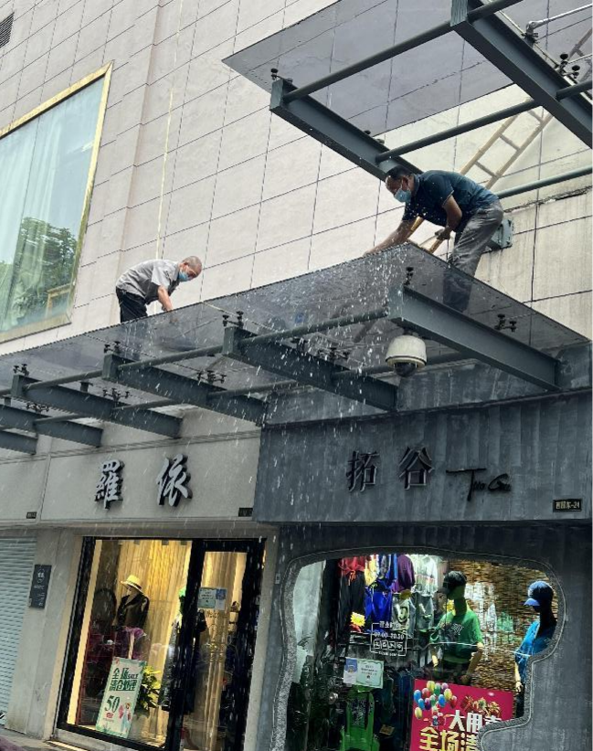 钱江商城发展表围玻璃雨棚洗濯工作