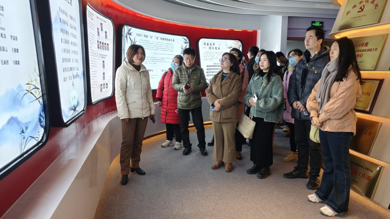 长庆街路两新党员赴集团进行党建互换