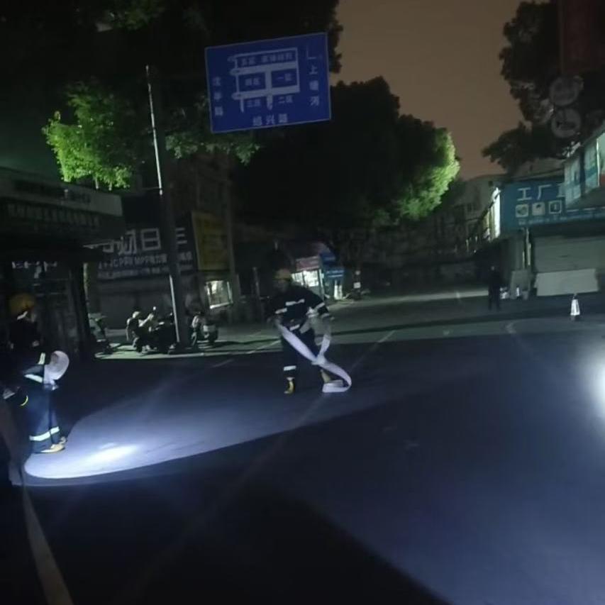 k8.com市场深夜进行突击消防演练活动