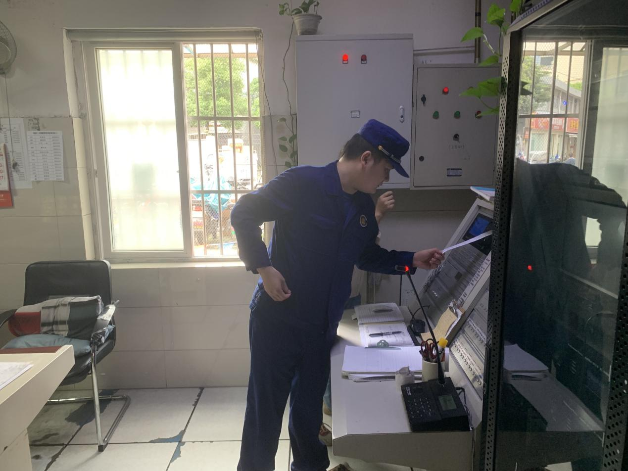 把好节前“安全关”——街路结合社区走访钱江商城发展消防安全查抄