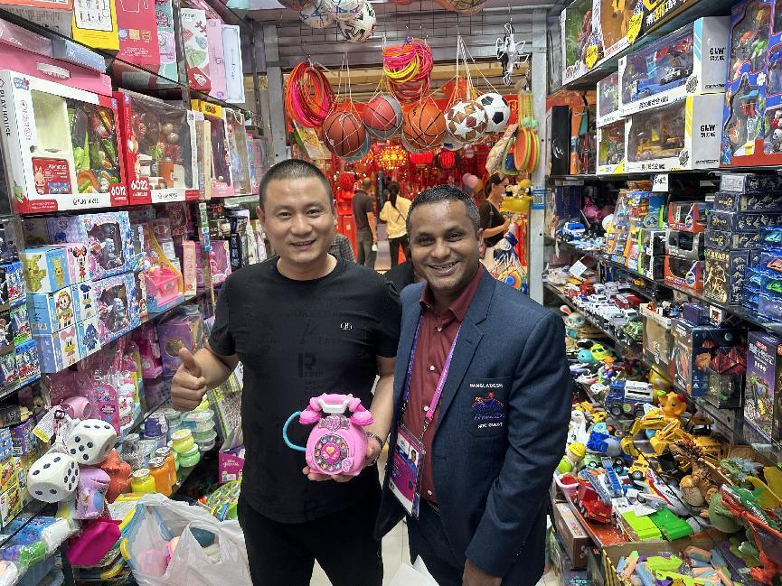 周到服务表籍顾客，展示亚运钱江风采