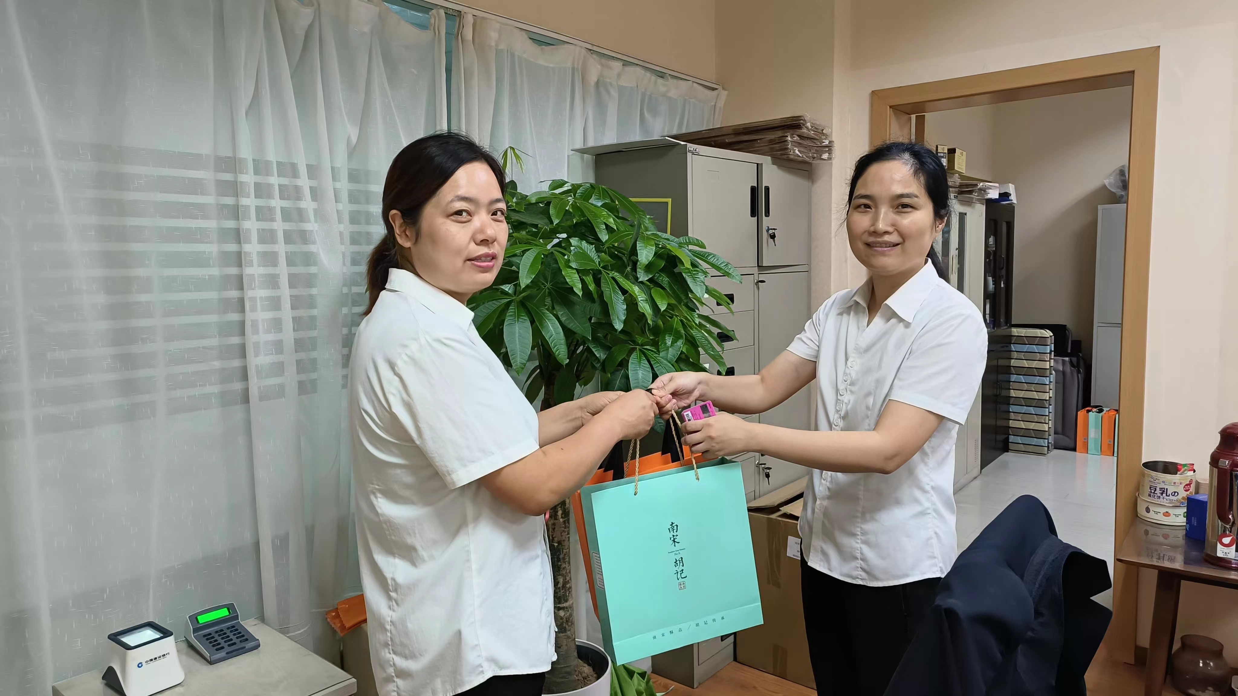 中秋送慰问 交谊暖人心