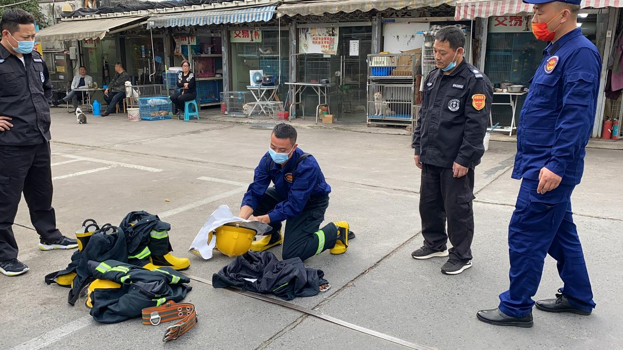 大关街路微型消防应急接济站走访钱江商城发展消防演练