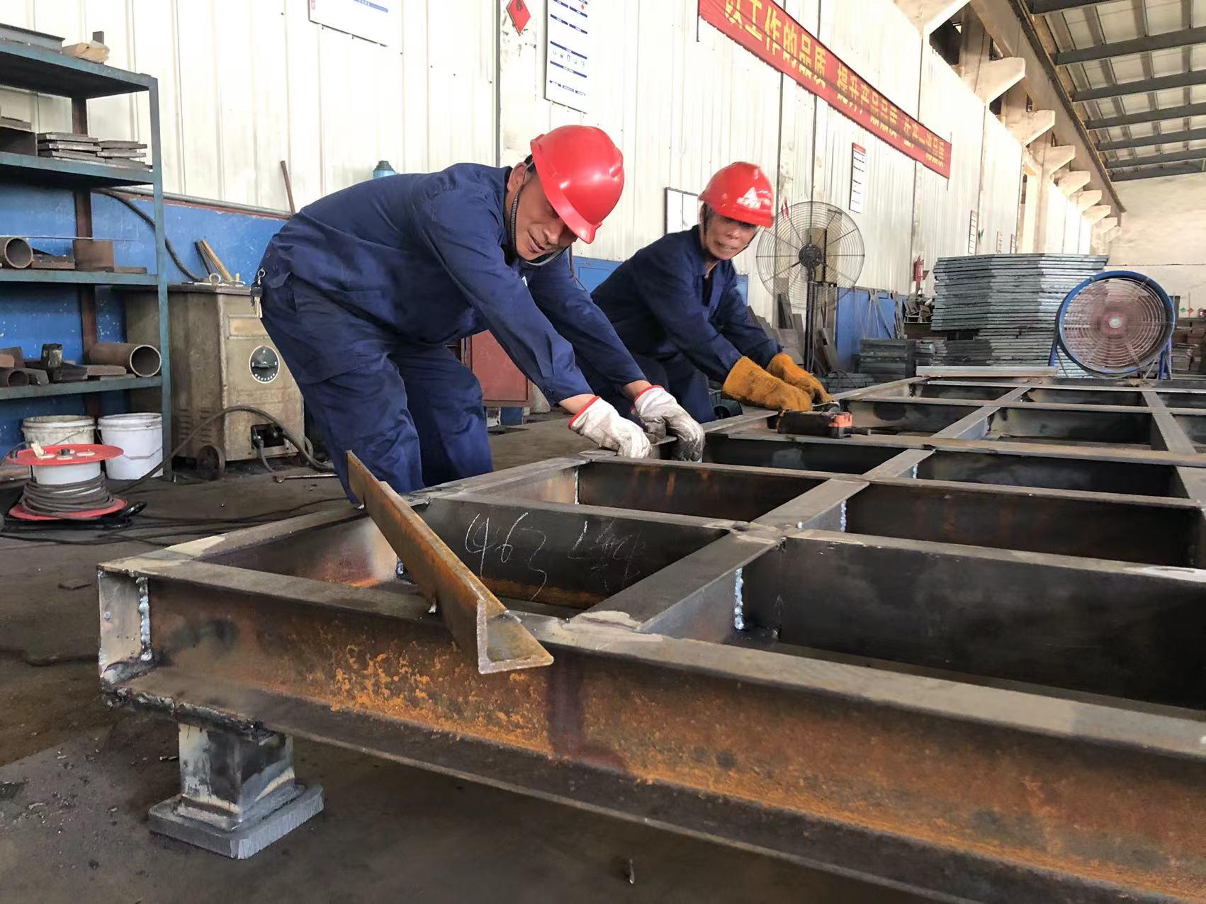 k8.com集团一线员工在高温下的坚守