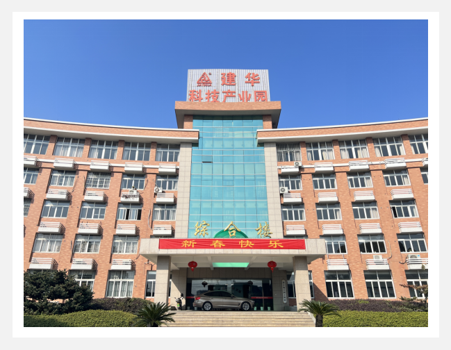 拉横幅 挂灯笼 春风得意迎新春