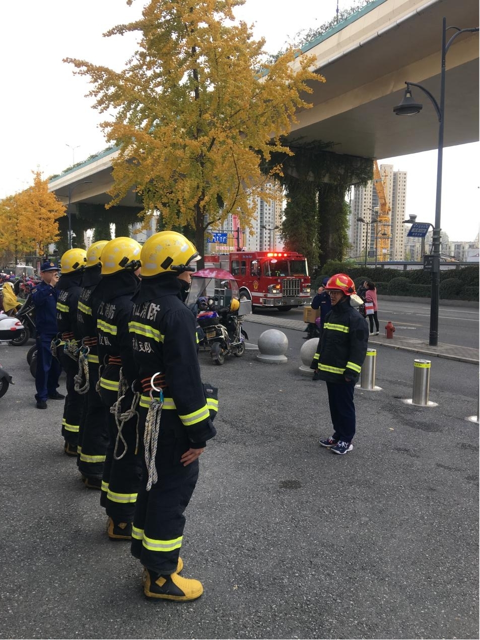 拱墅消防大队光临钱江商城发展助扶领导消防安全工作