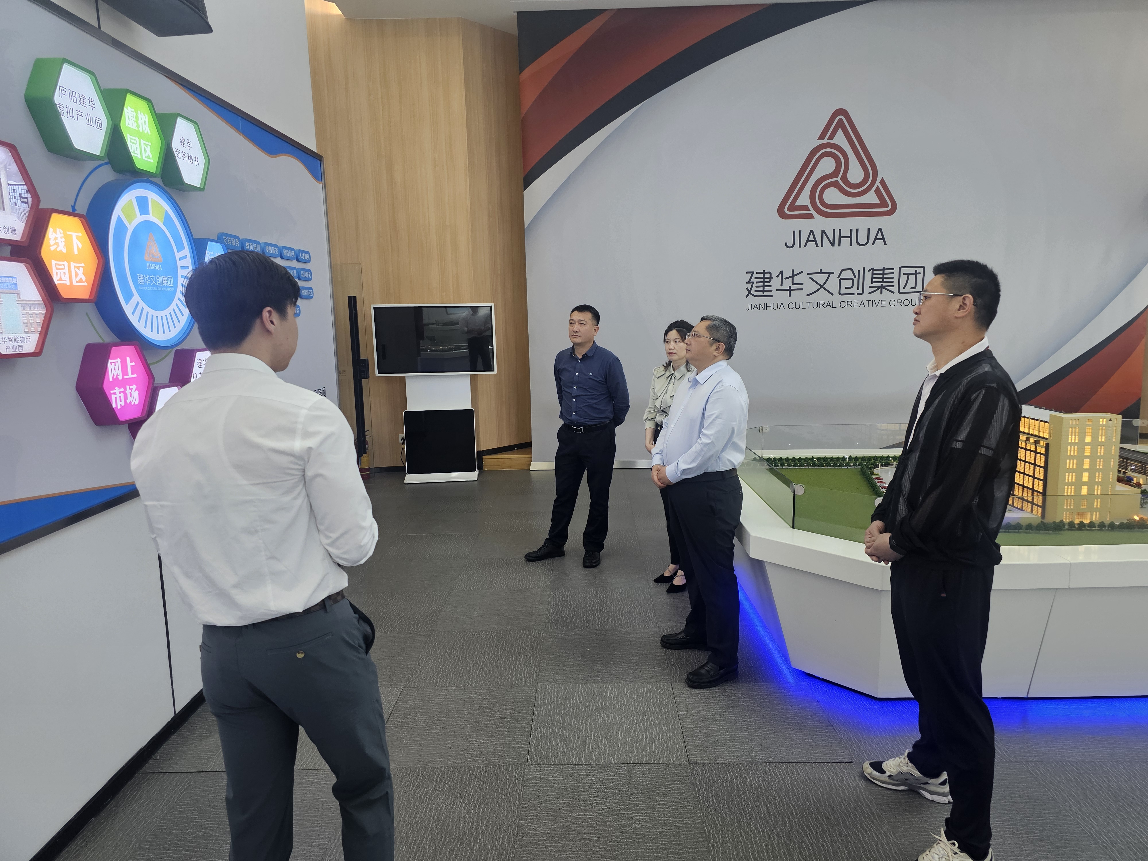 贵溪市人民敌灾市长、经开区书记潘磊一行光临k8.com文创集团调查调研