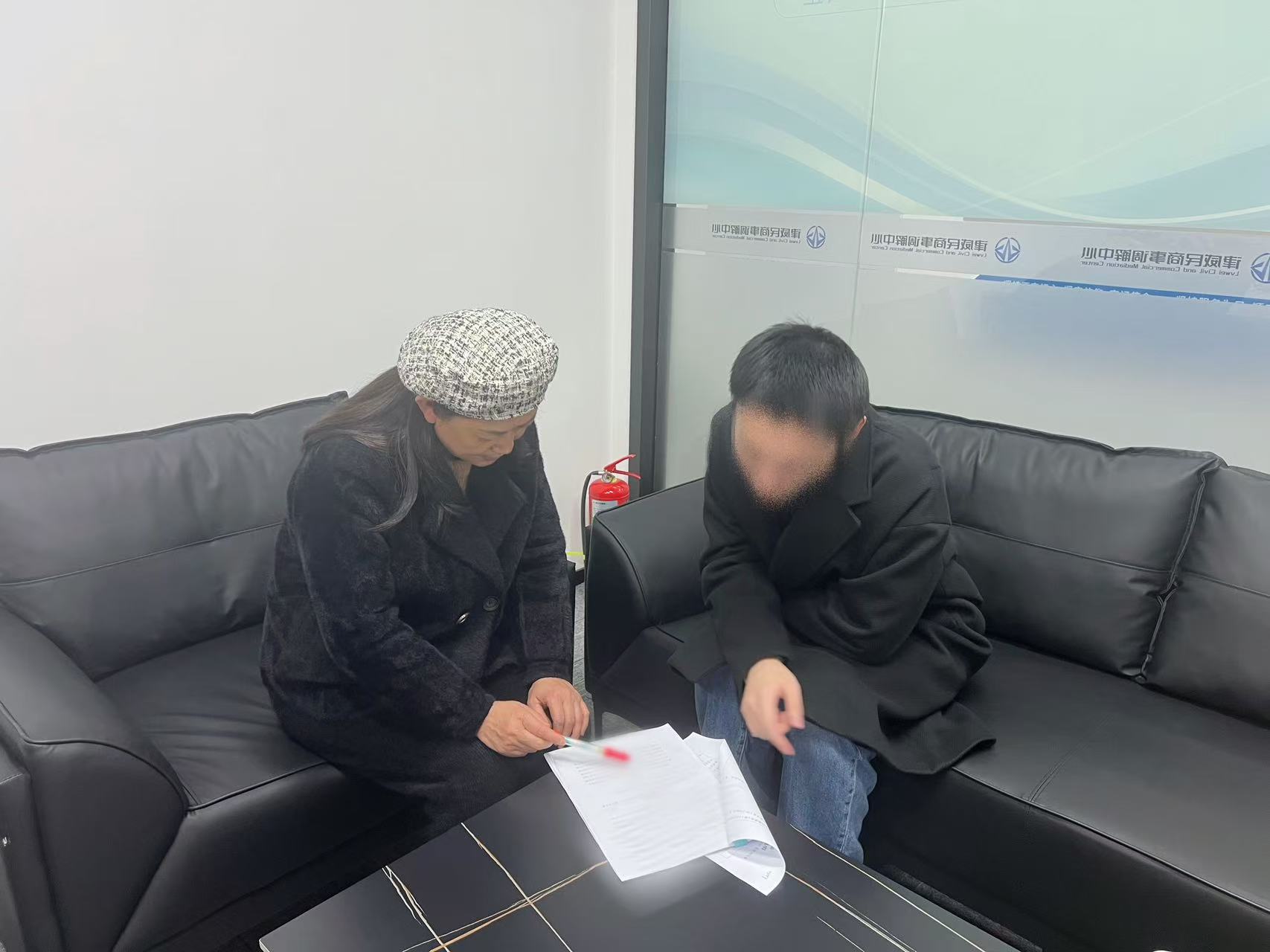 邻里同学债，“背靠背”排解显温情