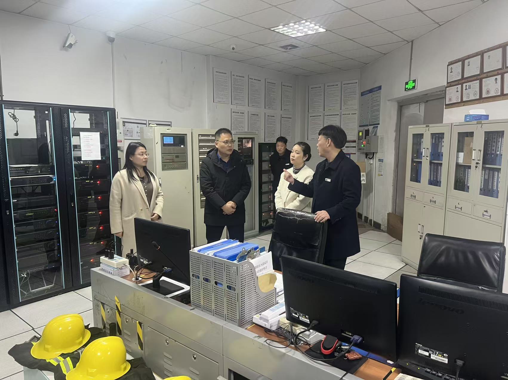 区商务局张红权辅导光临水晶城查抄节前消防安全