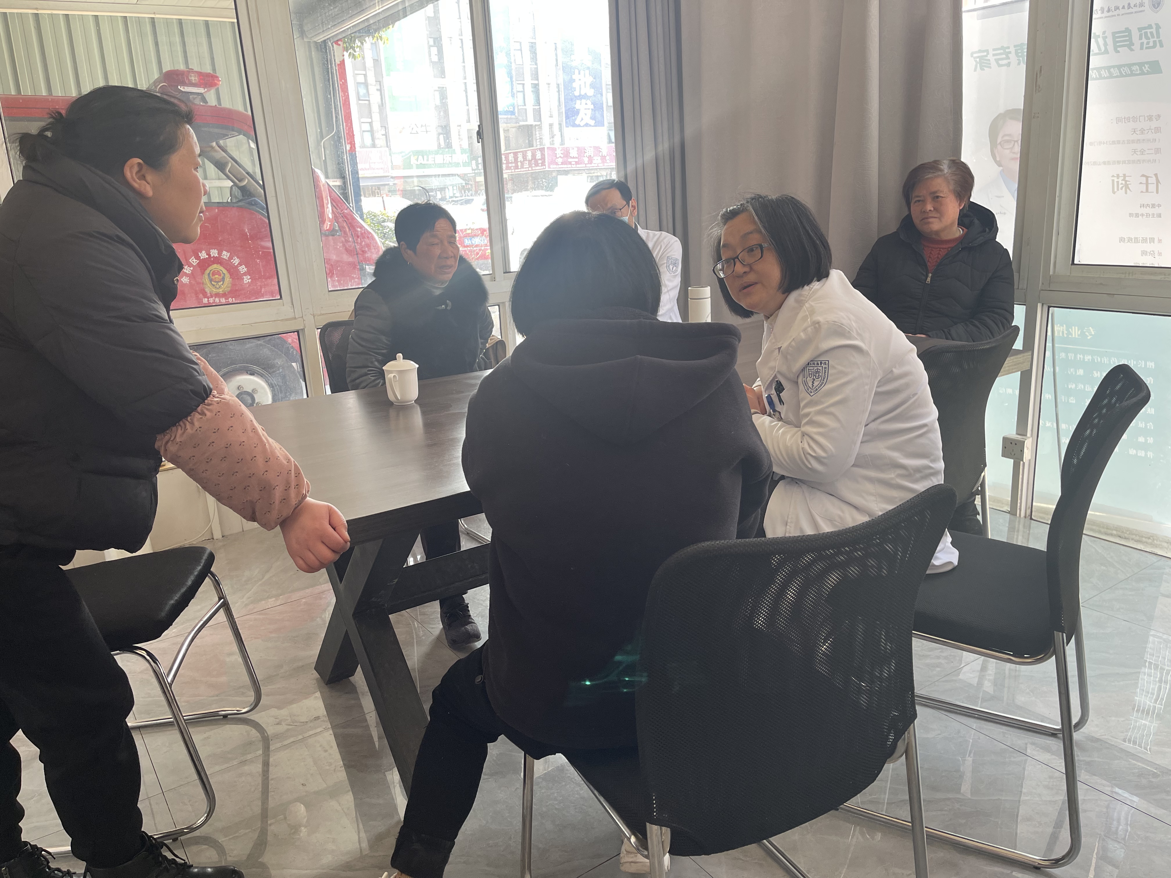   健全关爱 温暖商户——市场约请省立同德医院专家团队进市场发展义诊活动 