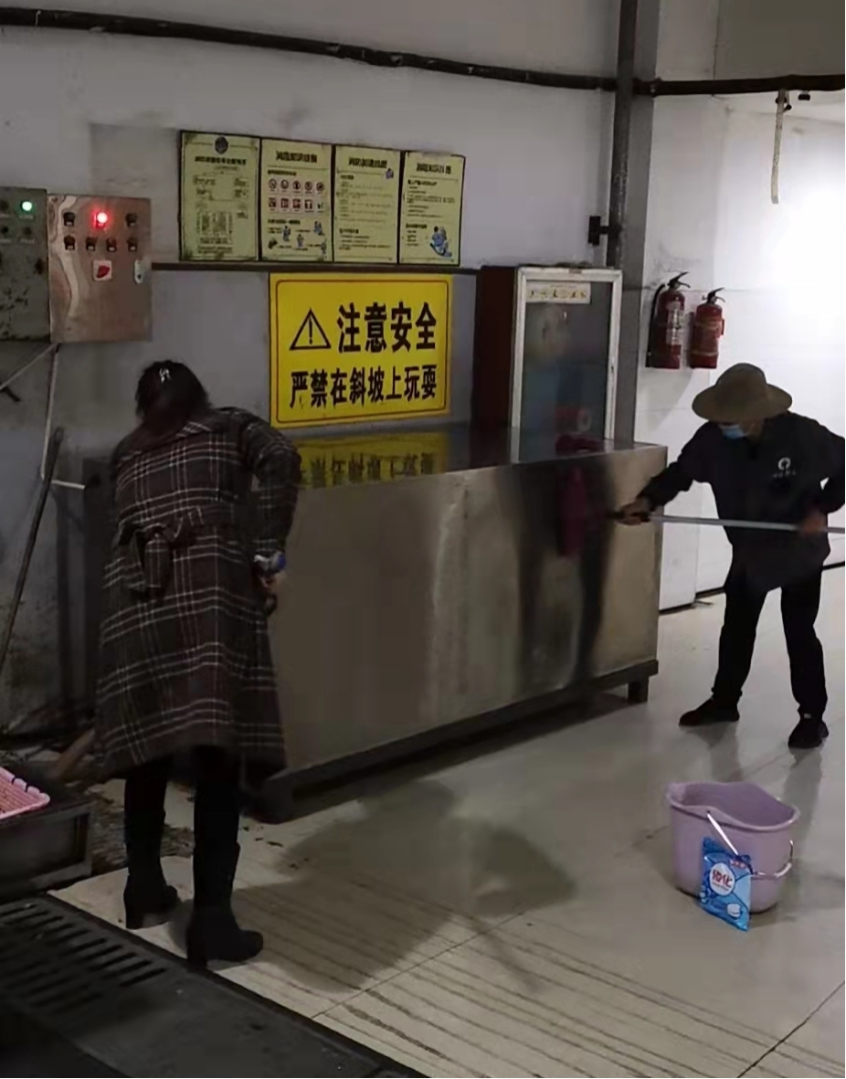 钱江商城发展美食广场“地毯式”洗濯工作