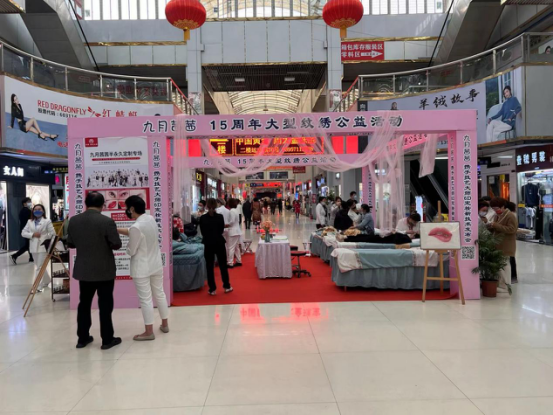 巧名片绣助力防疫 和衷共济战疫情