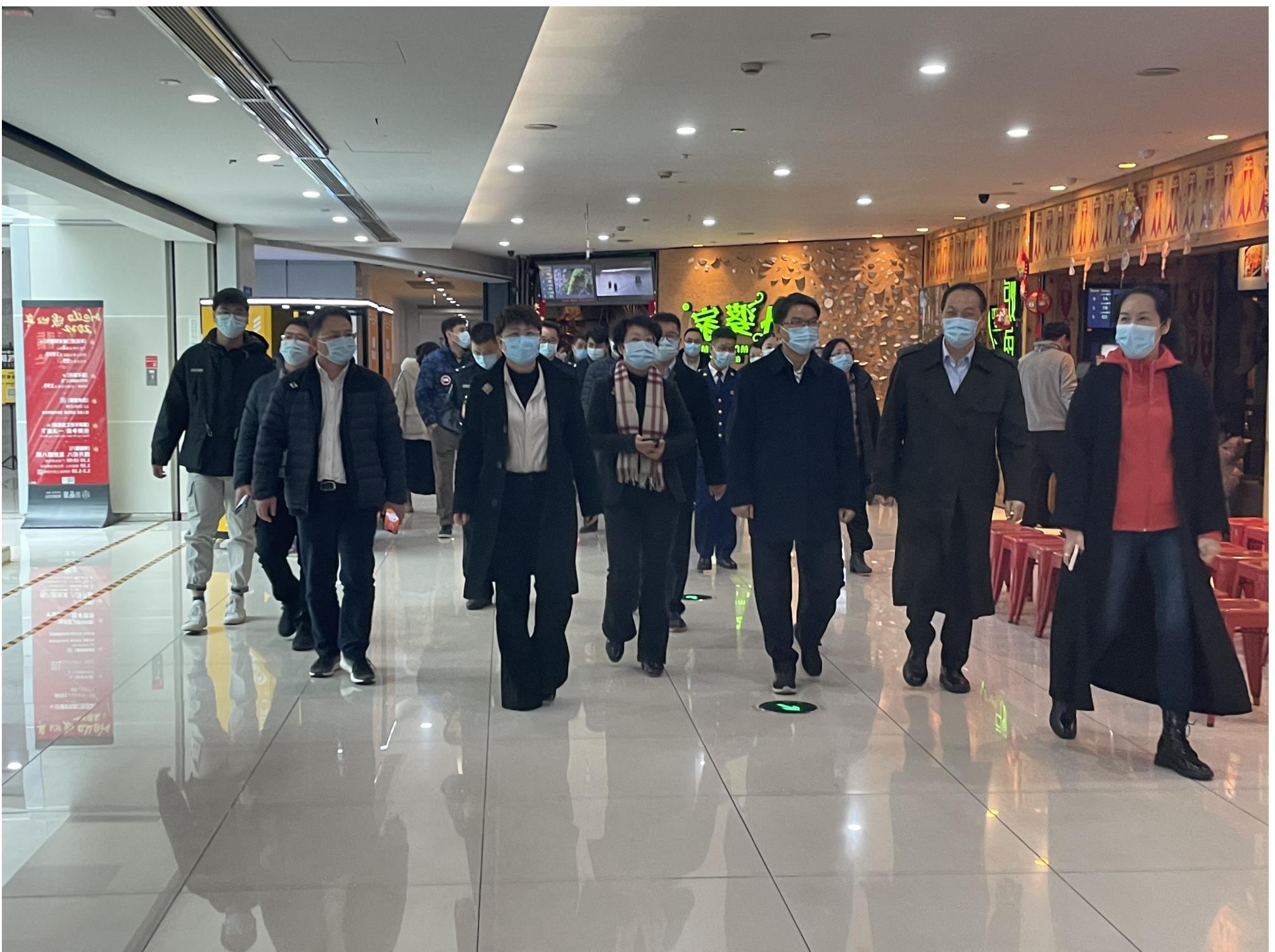 区委书记李志龙光临水晶城督导文化城市迎检工作
