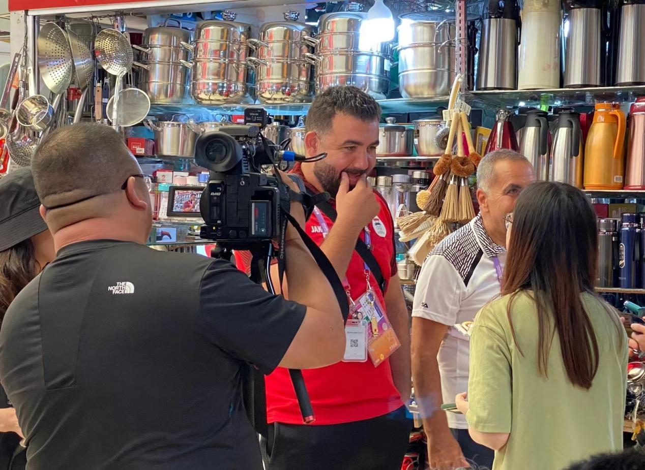 “交谊第一 角逐第二” 亚运会表国活带头玩转钱江商城