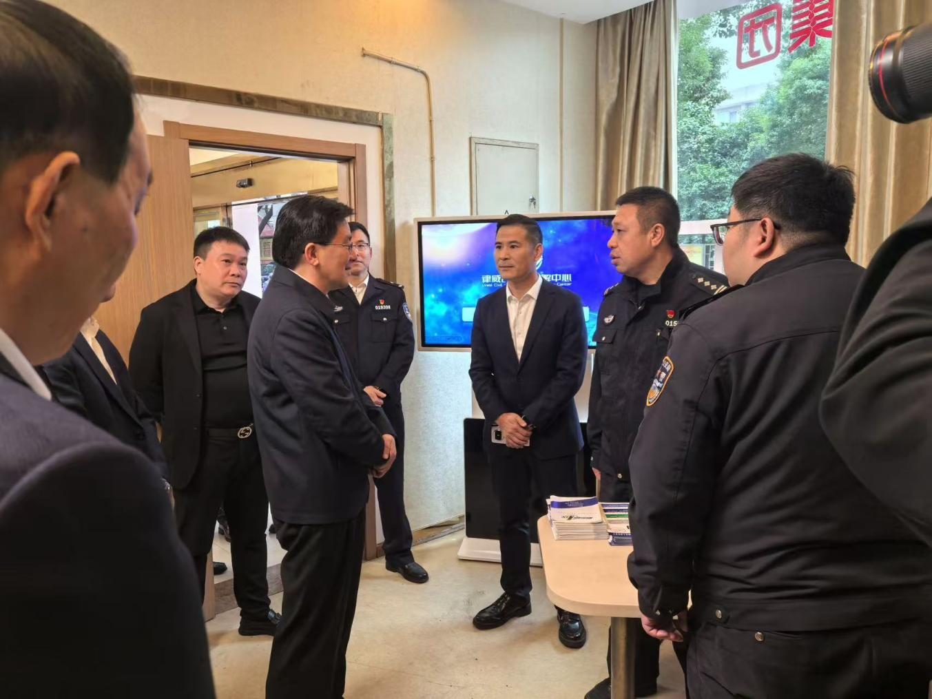 市委副书记、政法委书记马幼秋赴k8.com五金市场排解工作站调研领导