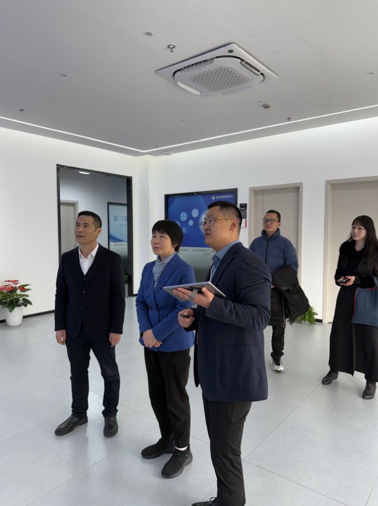 区政协主席杨国琴赴律威民商事排解中心调研