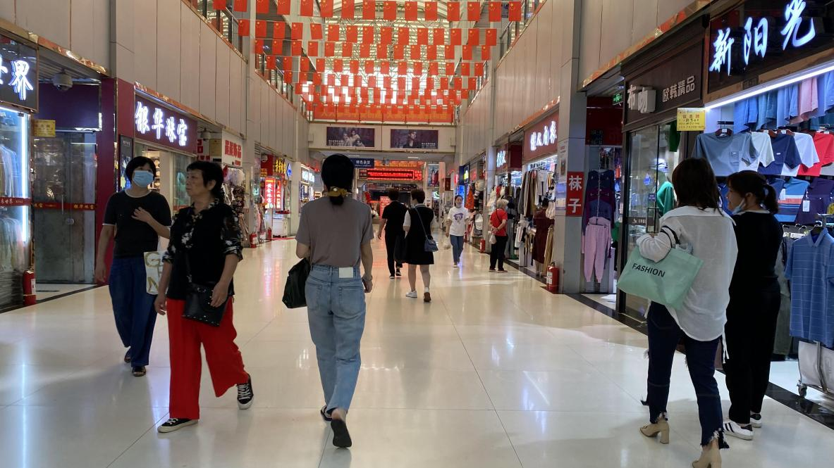 钱江商城五星红旗顶风招展 国庆佳骨氛围浓