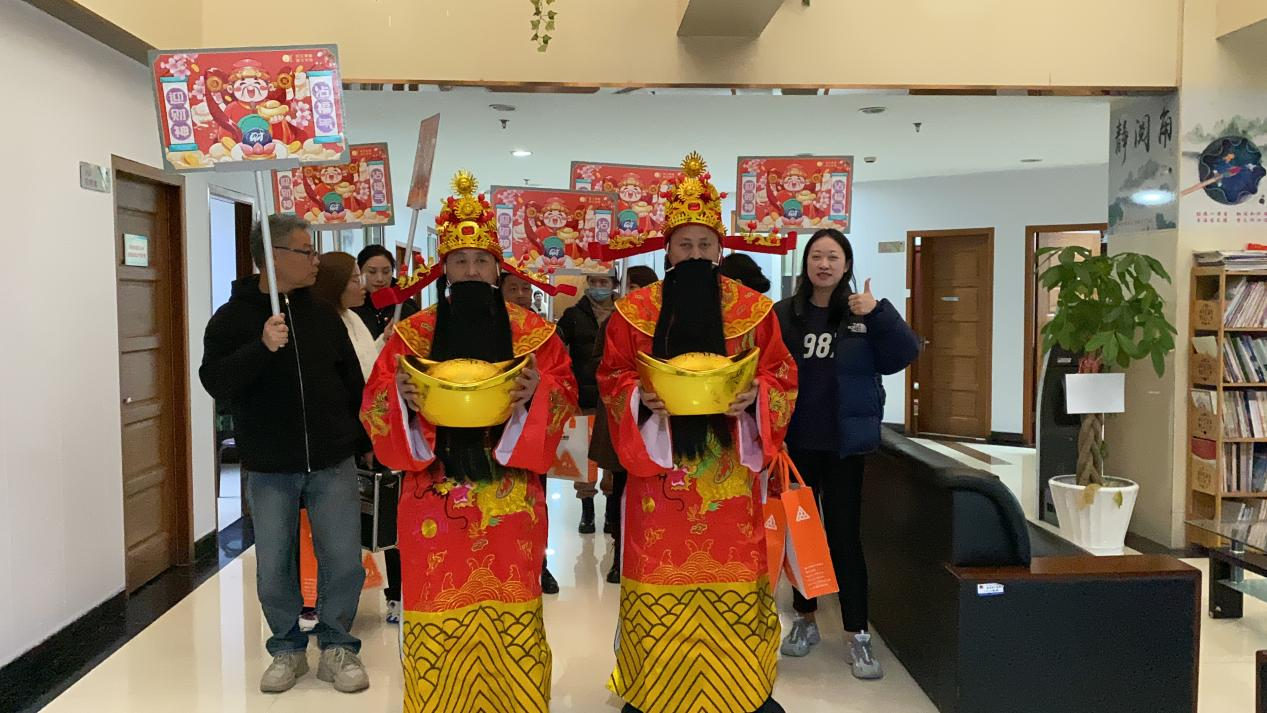 正月十五元宵到，财神到来，请接福！