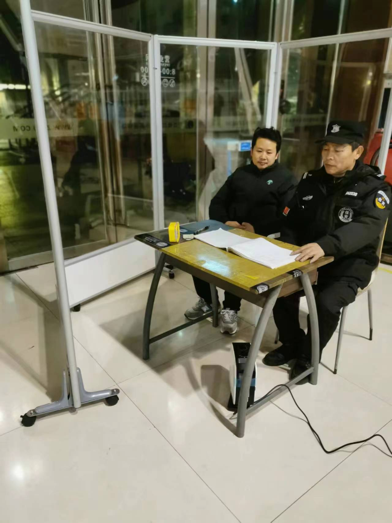 送温暖情系员工 战寒冷坚守岗位