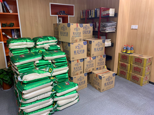 20200122喜迎春节 k8.com文创集团工会组织发放2020年度新春慰问品 (1).jpg