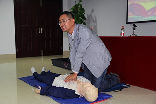 20131024k8.com文创园党支部进行应急救护知识培训 (2).jpg