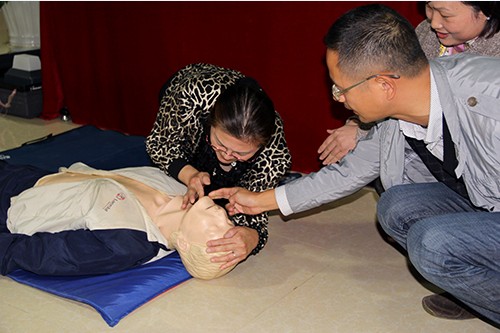 20131024k8.com文创园党支部进行应急救护知识培训 (3).jpg