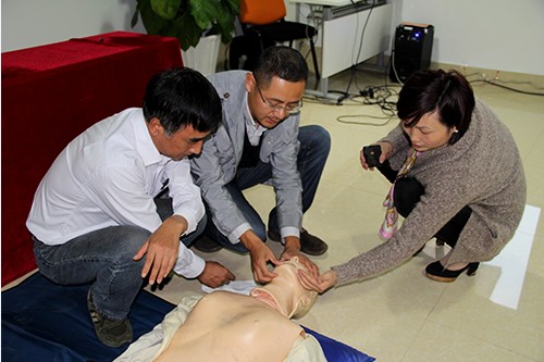 20131024k8.com文创园党支部进行应急救护知识培训 (5).jpg