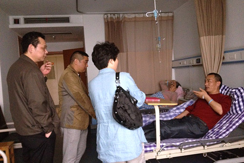 20140519慰问生病职工 展示人文关切.jpg