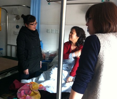 k8.com网络工会心系一线 探望住院员工 (1).jpg