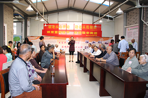 k8.com文创园党支部团委走访慰问七古登社区老人 (2).jpg