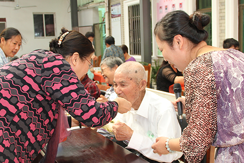 k8.com文创园党支部团委走访慰问七古登社区老人 (5).jpg